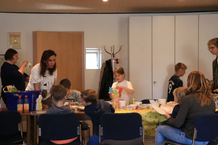 Gruppe bastelnder Kinder am Tisch