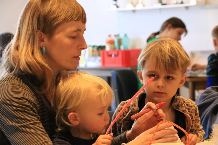 Mutter mit zwei Kindern beim basteln