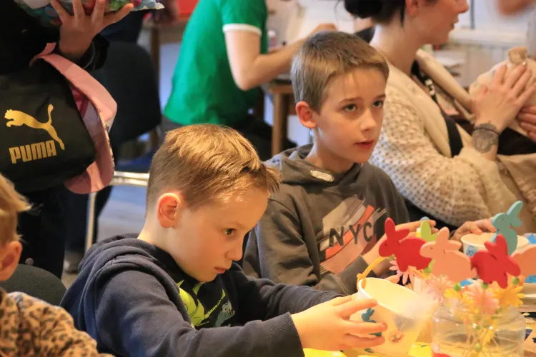 Zwei Kinder beim basteln
