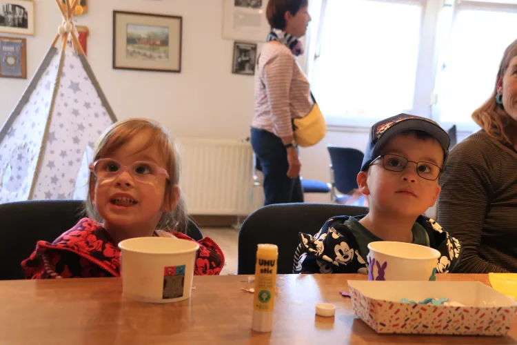 Zwei Kinder beim basteln
