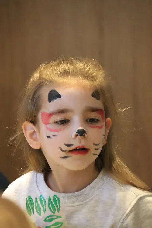 Mädchen nach dem Kinderschminken