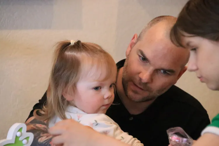 Mädchen mit Vater beim Kinderschminken
