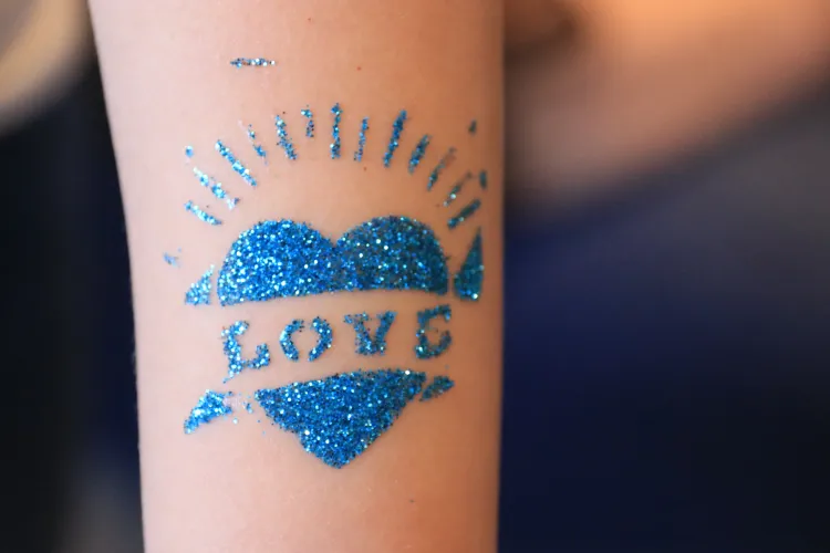 Glitzertattoo in Form eines blauen Herzens