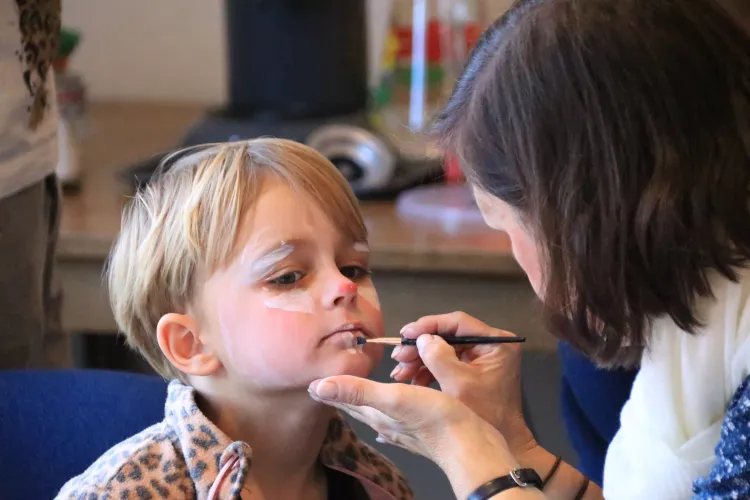 Junge beim Kinderschminken