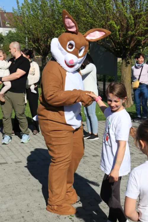 Mädchen gibt Osterhasen die Hand