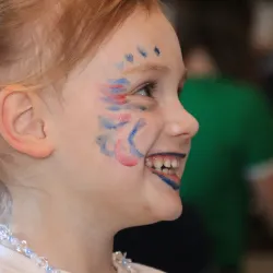 Lachendes Mädchen nach dem Kinderschminken