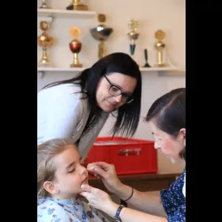 Mädchen beim Kinderschminken