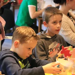 Zwei Kinder beim basteln