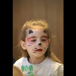 Mädchen nach dem Kinderschminken