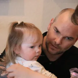 Mädchen mit Vater beim Kinderschminken