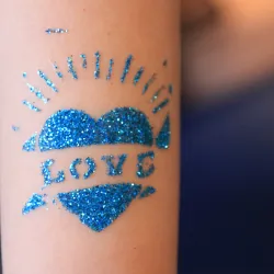 Glitzertattoo in Form eines blauen Herzens