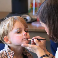 Junge beim Kinderschminken