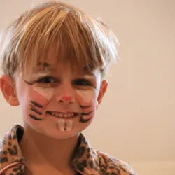 Junge nach dem Kinderschminken