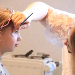 Mädchen beim Kinderschminken