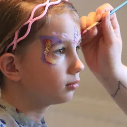 Mädchen beim Kinderschminken