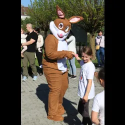 Mädchen gibt Osterhasen die Hand